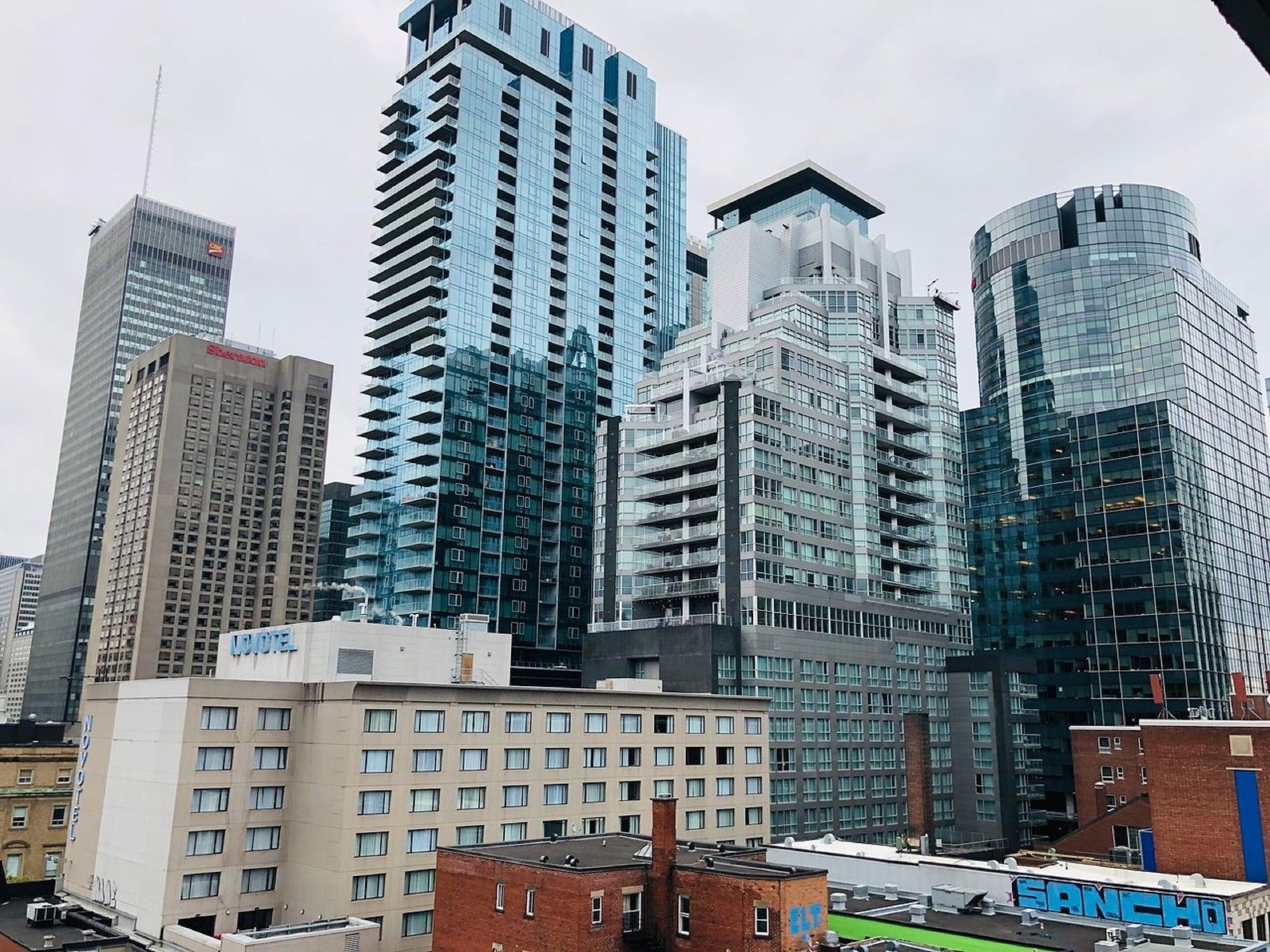 Comfort Suites Downtown Montreal Bagian luar foto