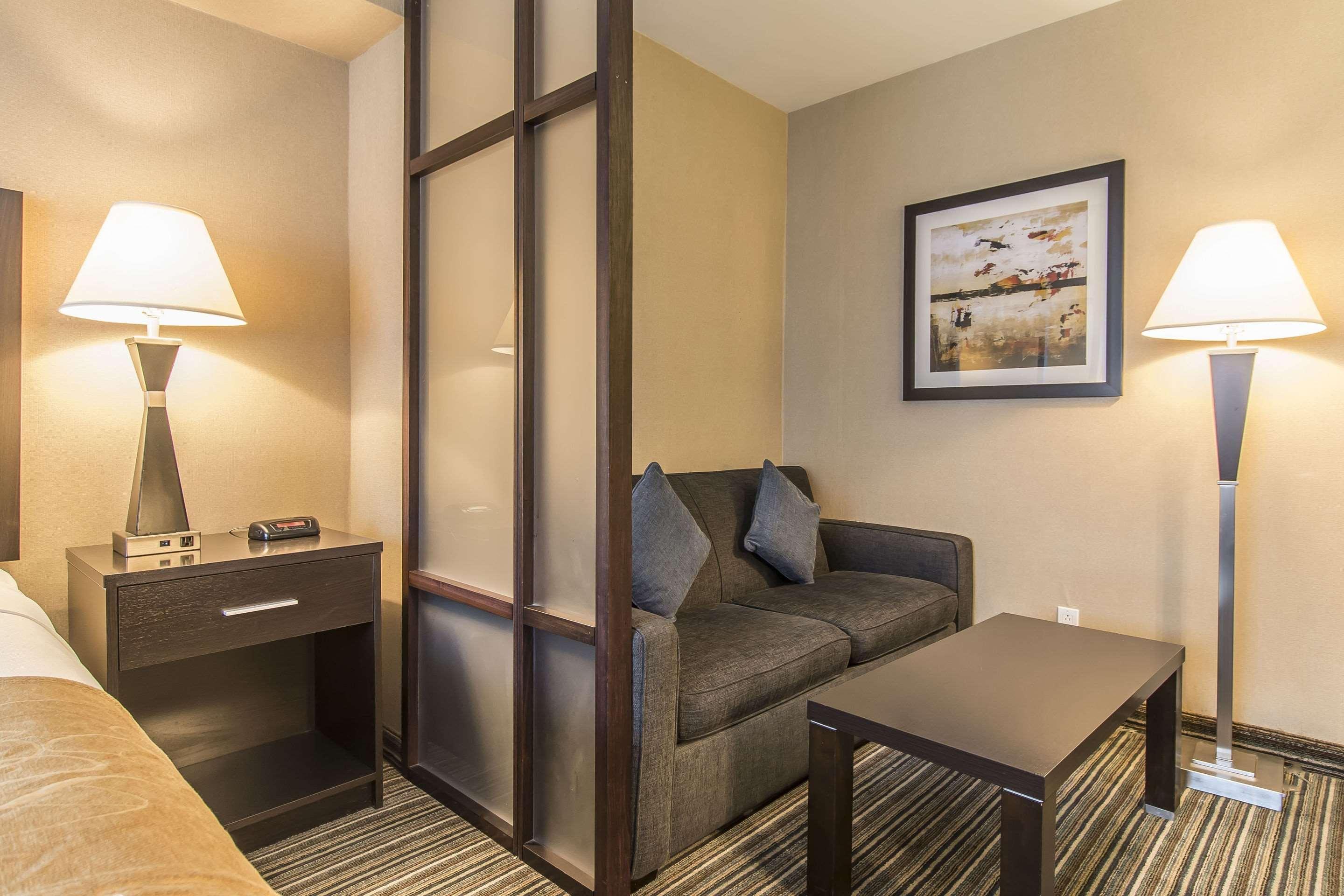 Comfort Suites Downtown Montreal Bagian luar foto