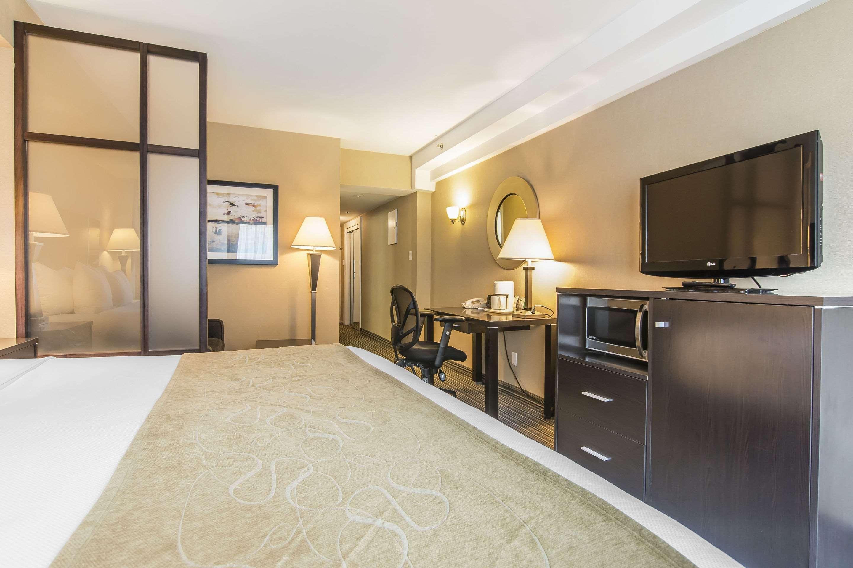 Comfort Suites Downtown Montreal Bagian luar foto