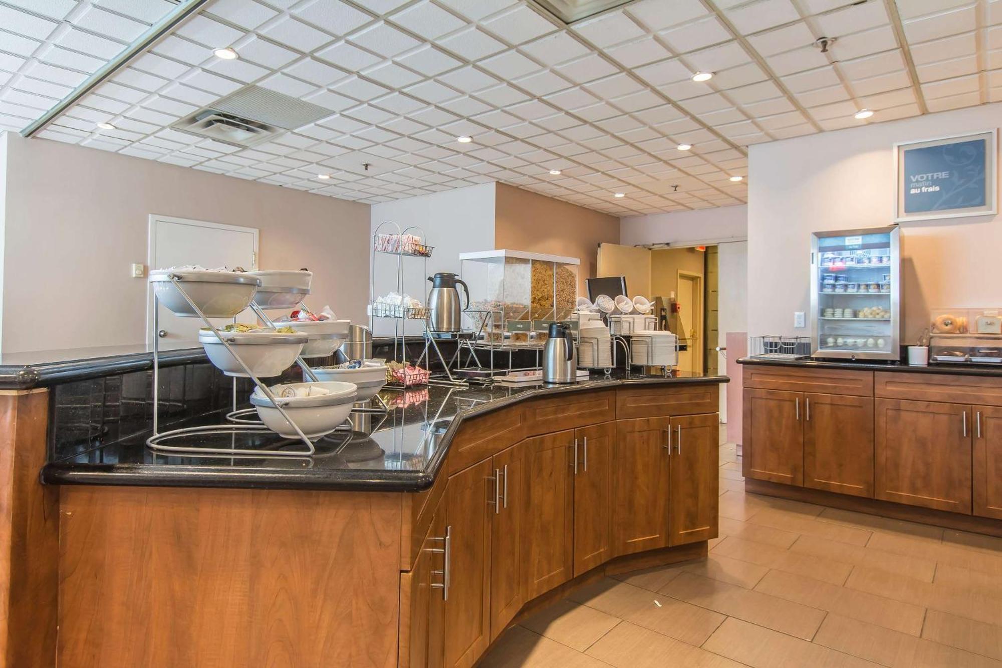 Comfort Suites Downtown Montreal Bagian luar foto