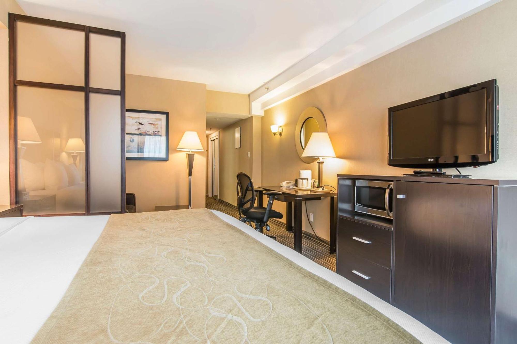 Comfort Suites Downtown Montreal Bagian luar foto