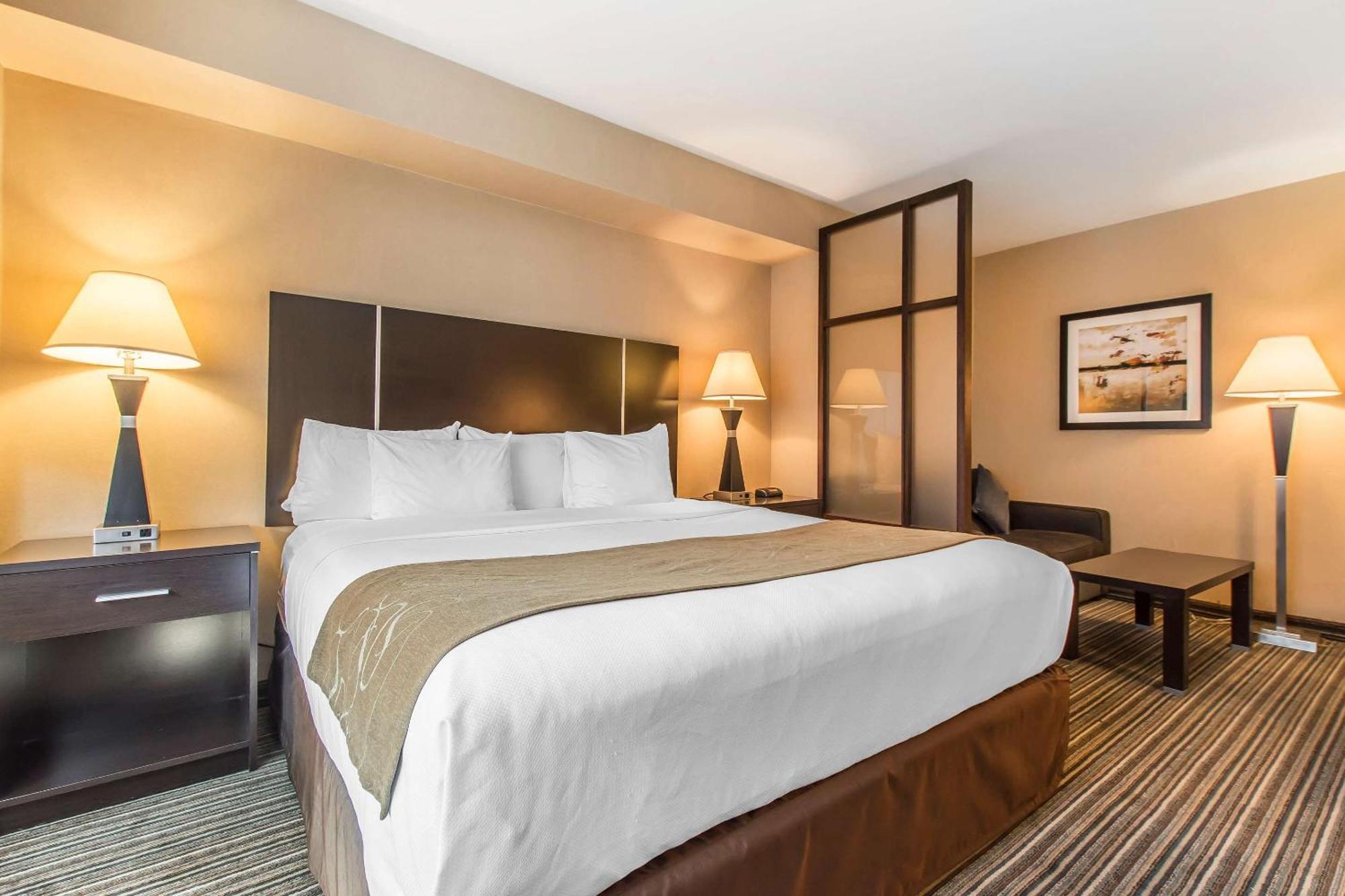 Comfort Suites Downtown Montreal Bagian luar foto