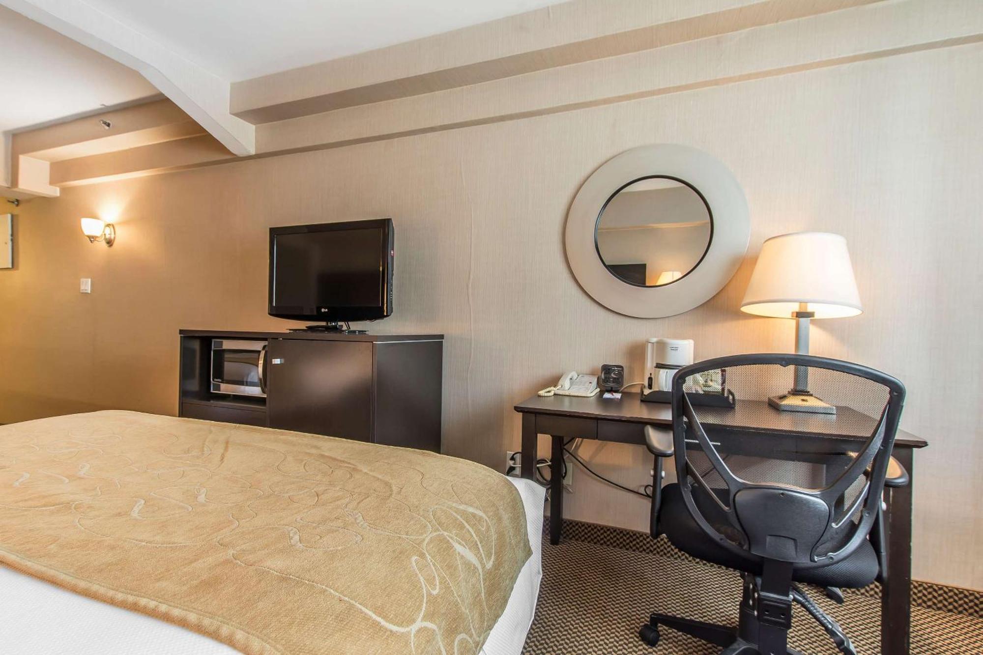 Comfort Suites Downtown Montreal Bagian luar foto