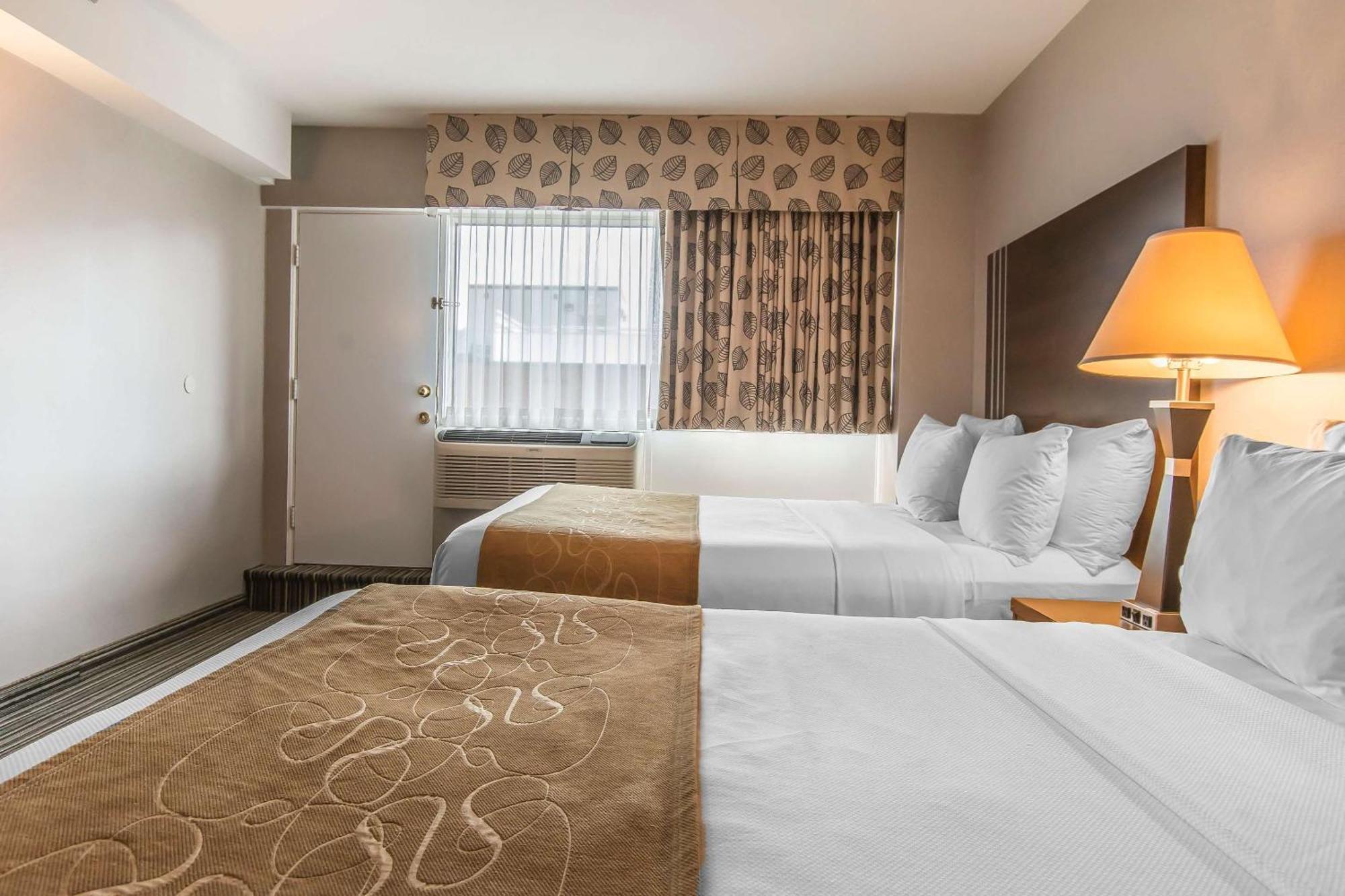 Comfort Suites Downtown Montreal Bagian luar foto