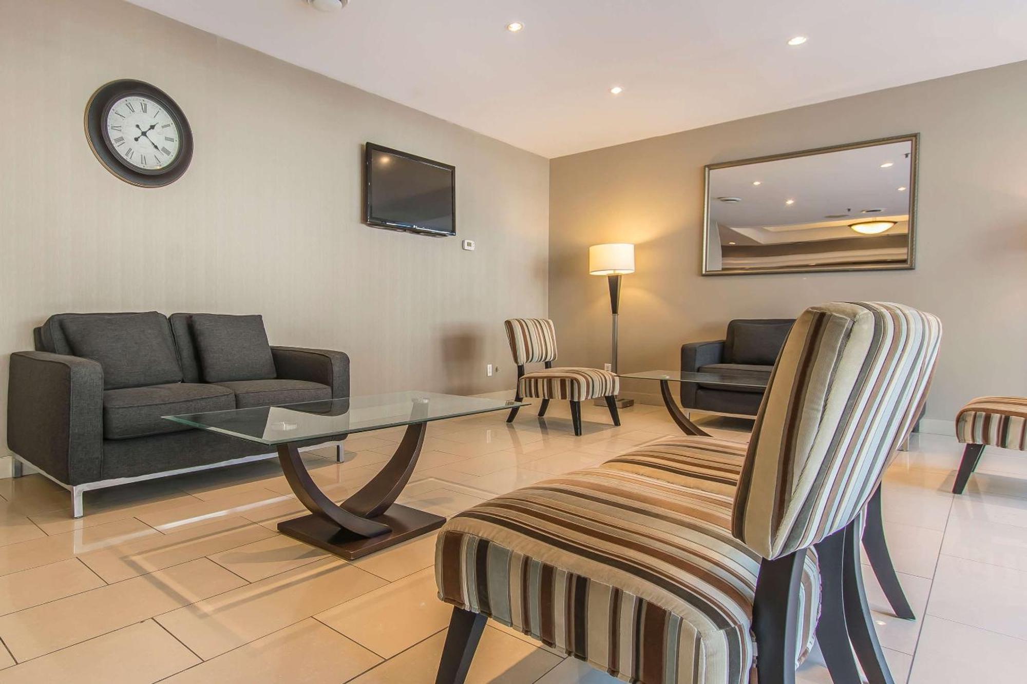 Comfort Suites Downtown Montreal Bagian luar foto