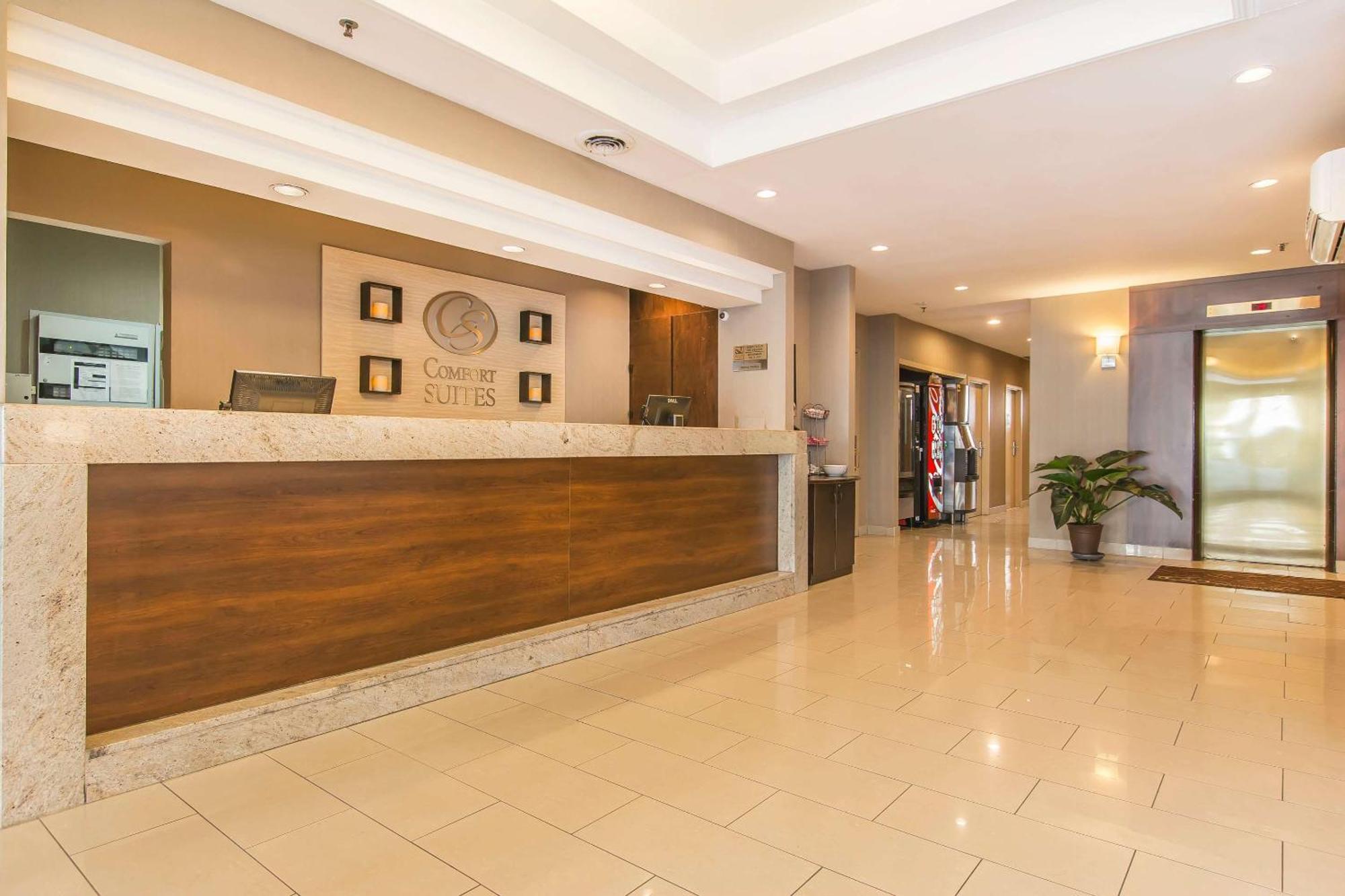 Comfort Suites Downtown Montreal Bagian luar foto